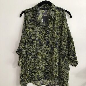 Ark & Co NWT green animal print front pocket cold shoulder bat wing high low top